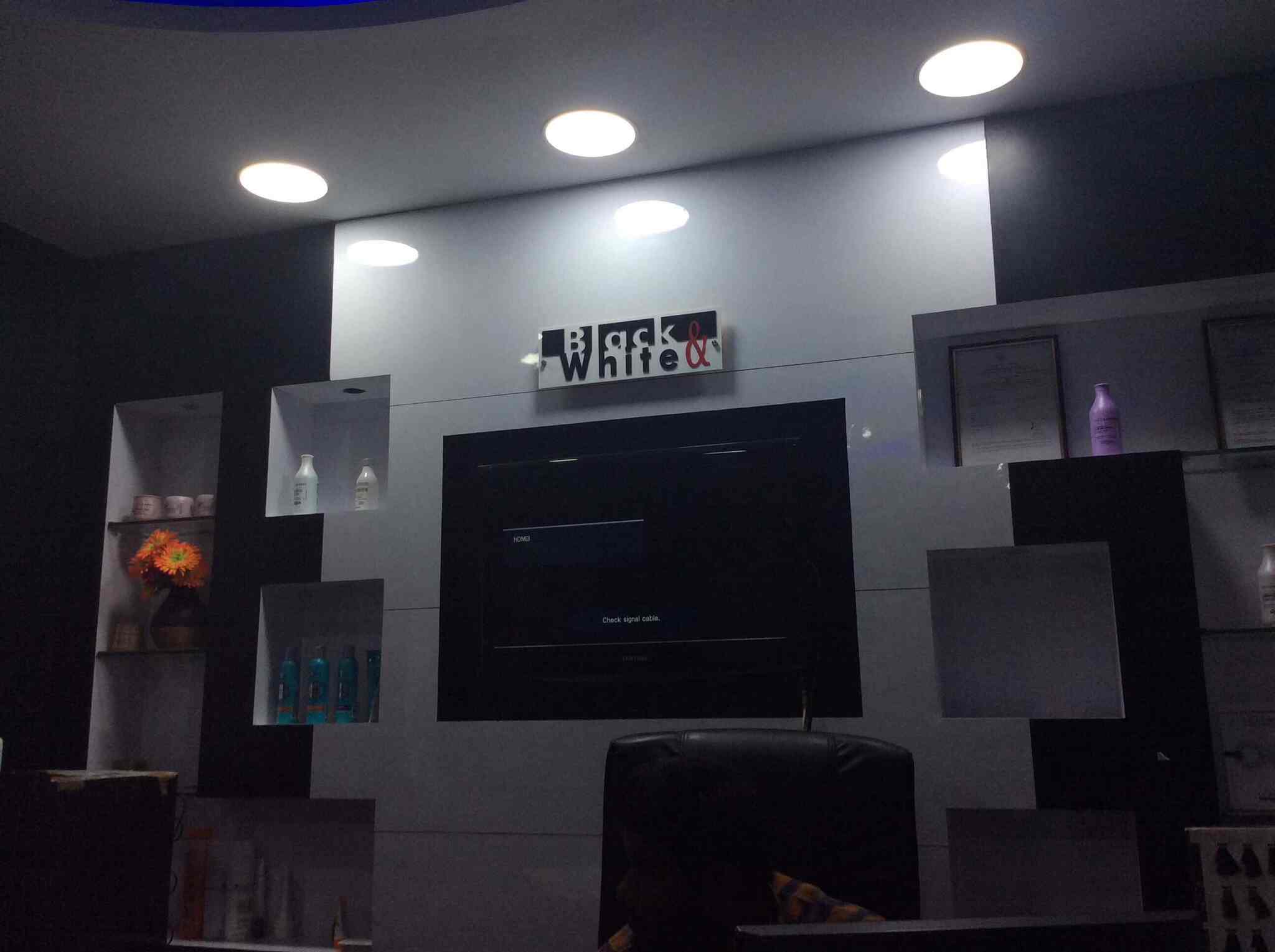 Black & White Family Beauty Salon